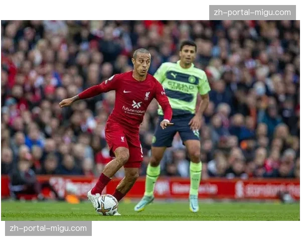 场边趣闻，布雷斯特主帅因不满判罚“抢走”第四官员记录本